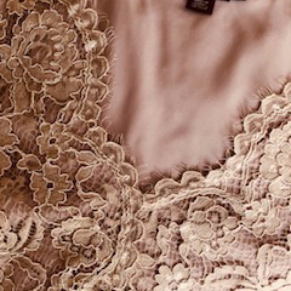 DKNY Beautiful lace dress